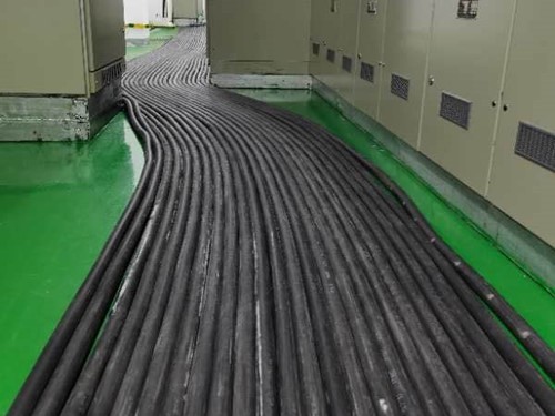 翁源如何根据理论计算公式计算温度对特定电压测量结果的影响？